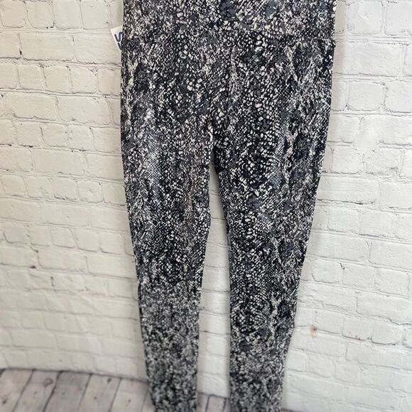 Spanx Faux Leather Snake Shine Leggings Size Medium NWT - Picture 11 of 13